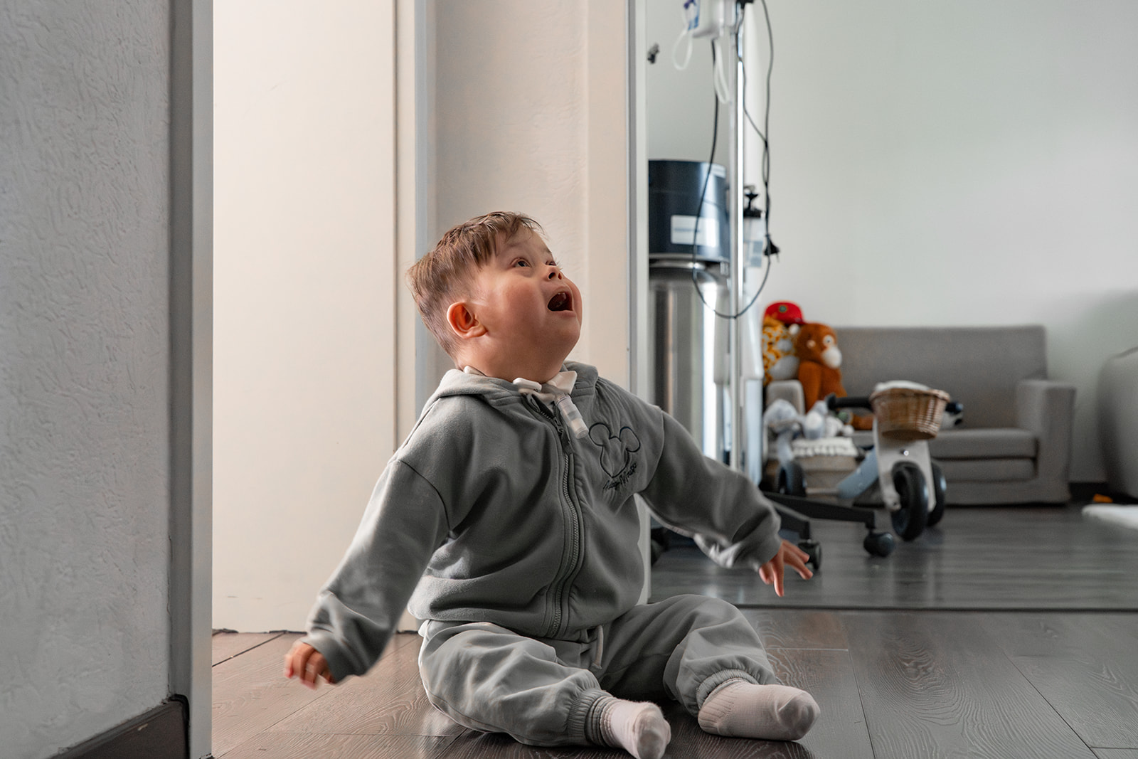 Newborn baby in hospital weakened with bronchitis is getting oxy